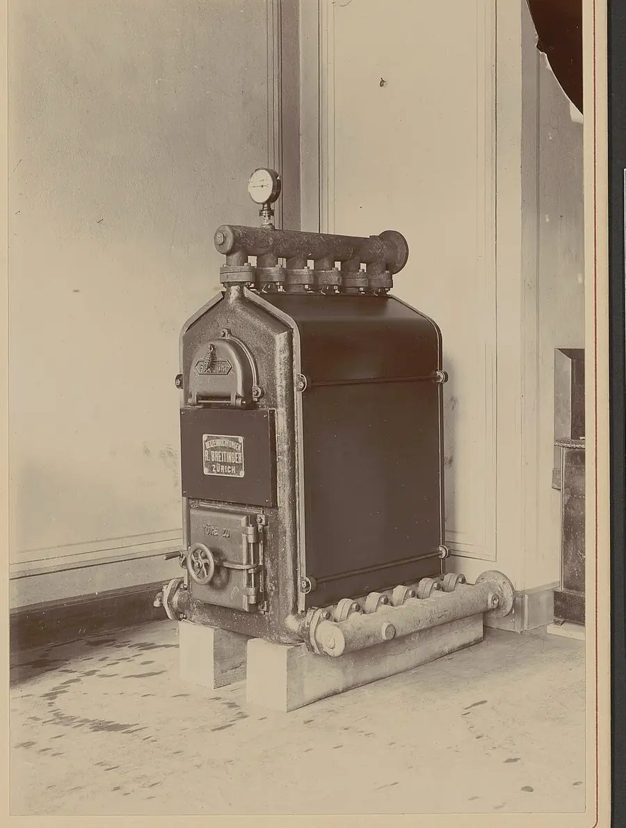 Alter gusseiserner Heizkessel um 1900 auf einem Kellerboden